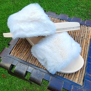 $48 Sale⛵🌸 NEW Furry Beige Rhinestone Embellished Slides, size 7 NIB